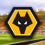 Escudo del Wolverhampton frente a su estadio