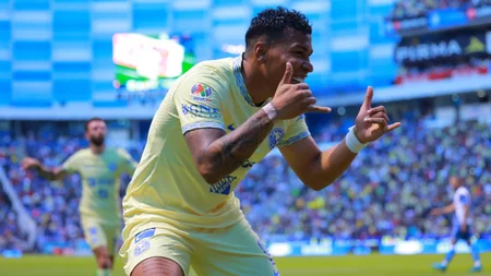 Martínez festeja gol vs Puebla