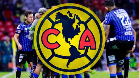 Jugadores de Querétaro detrás del escudo del América