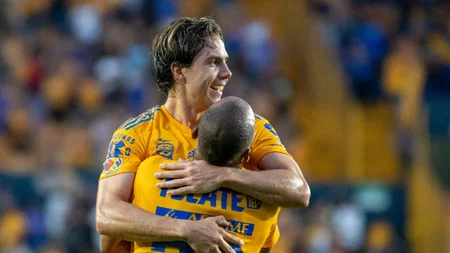 Sebastián Córdova festeja gol con Tigres