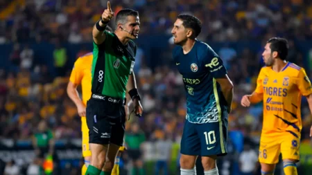 Diego Valdés reclamando al árbitro