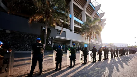 estadio y policias