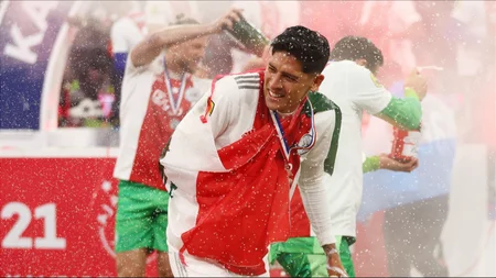 Edson Álvarez festejando con Ajax