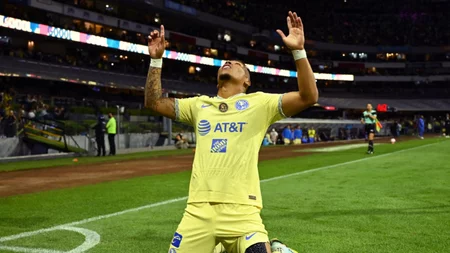 Martínez festeja gol desde el Estadio Azteca