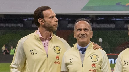 Emotivo homenaje del Club América para Luis Roberto Alves Zague y su padre el Lobo Solitario