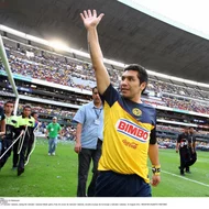 La leyenda del Club América, Salvador Cabañas, sale en defensa de Joao Maleck