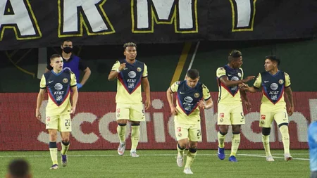 La pareja de centrales que el Club América presentaría de inicio para el debut contra Querétaro